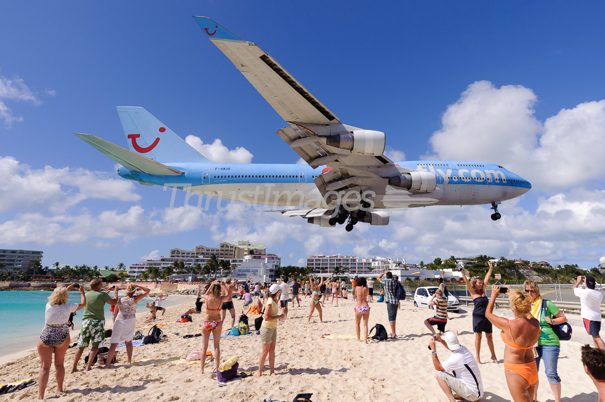 Boeing 747-422 F-HKIS (cn 25380/913)